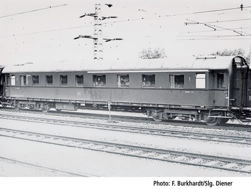 Passenger car 2nd class<br /><a href='images/pictures/Roco/45661.jpg' target='_blank'>Full size image</a>